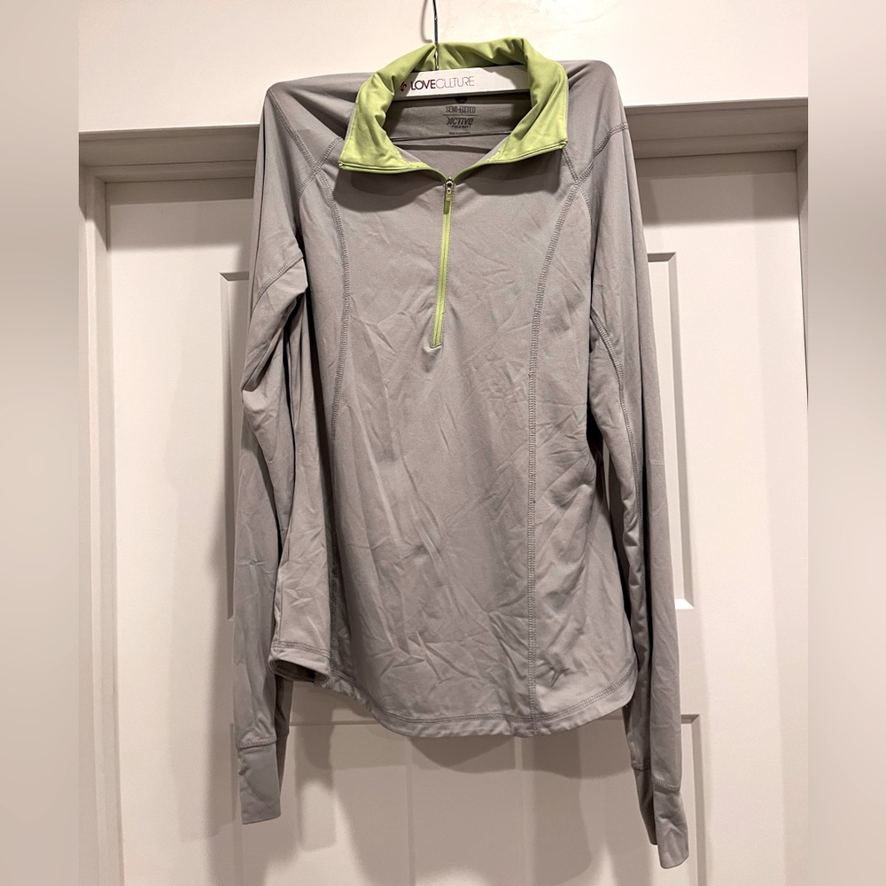 Old Navy Semi-Fitted Active workout longsleeve